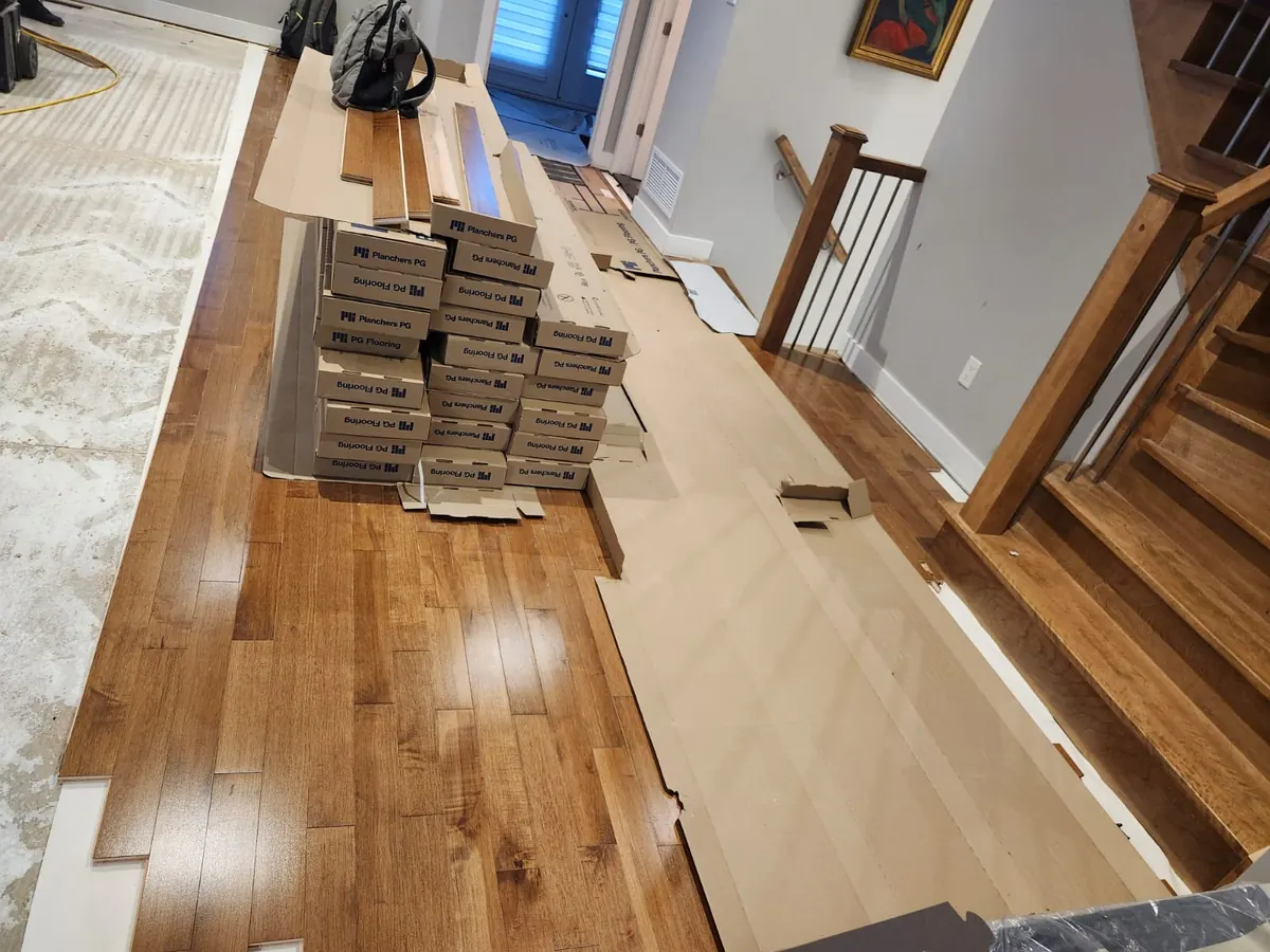 Pose d'un plancher de bois franc sur un chantier de Rénovations CTR