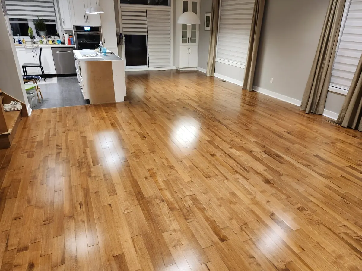 Cuisine ouverte sur le salon avec plancher de bois franc, par Rénovations CTR
