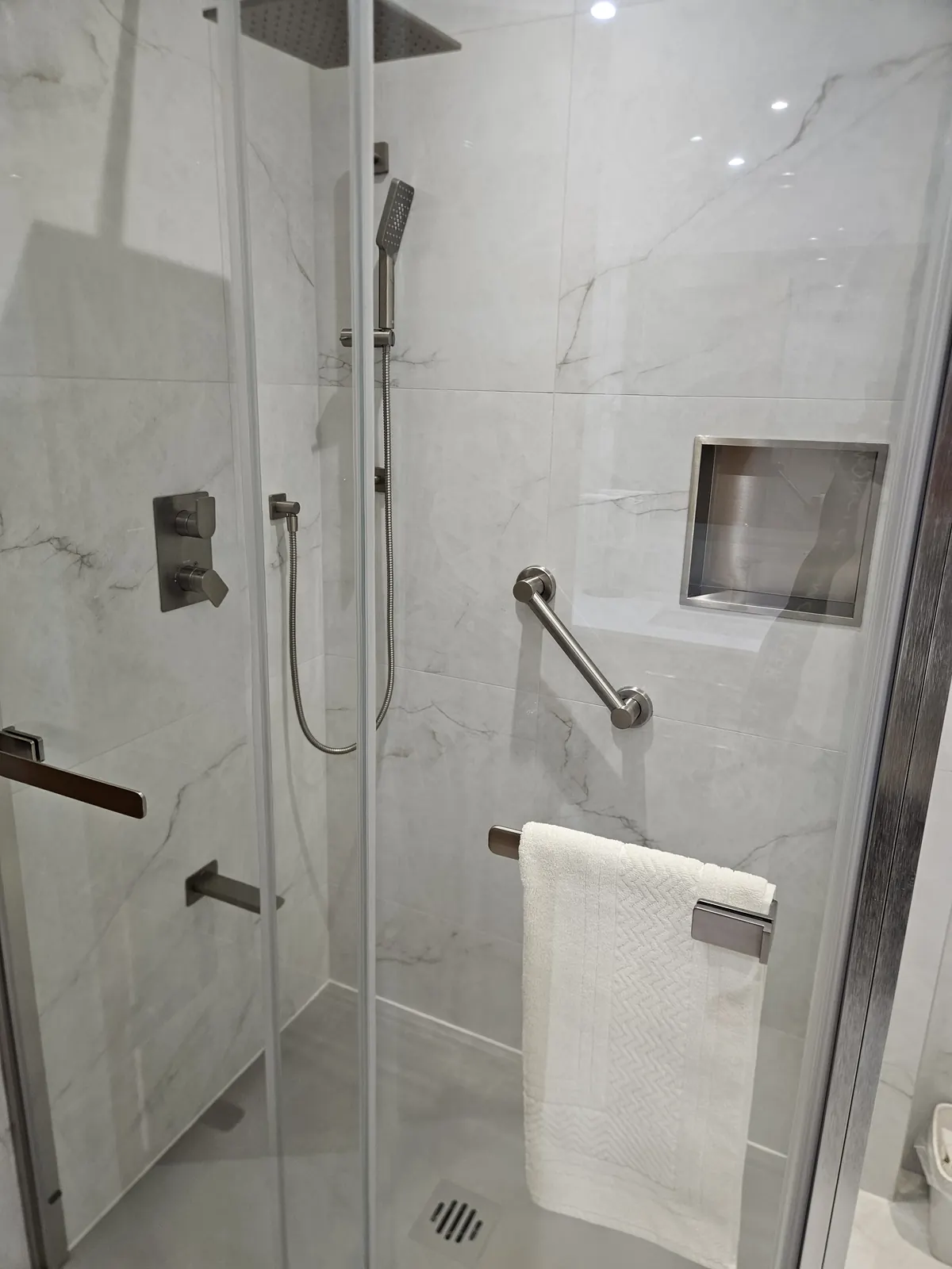 Douche à l'italienne en marbre avec niche intégrée, par Rénovations CTR