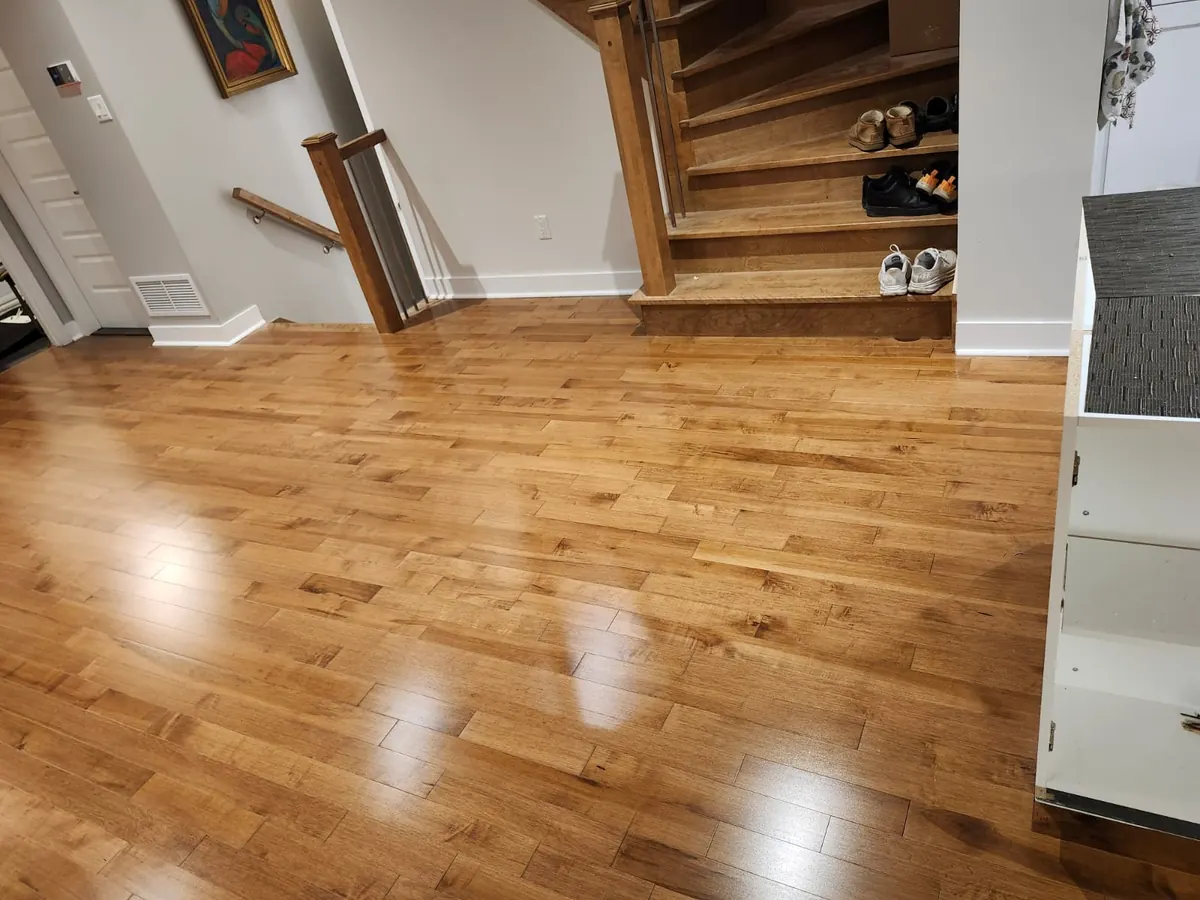 Plancher de bois franc et escalier posés par Rénovations CTR