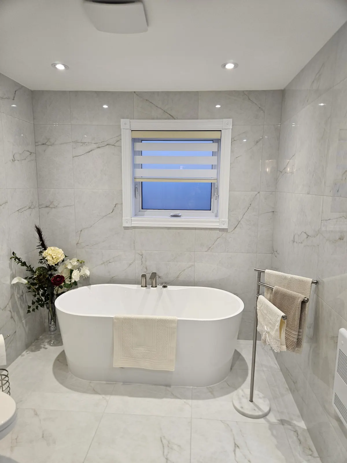 Salle de bain en marbre avec baignoire autoportante, réalisée par Rénovations CTR