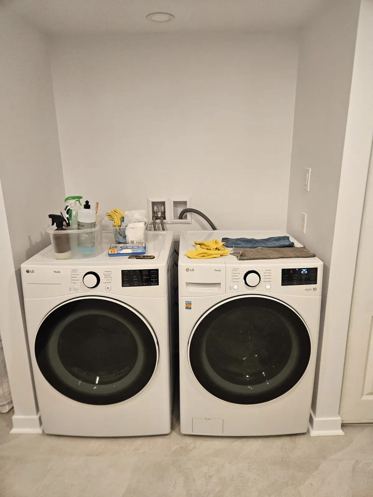 Salle de lavage aménagée avec laveuse et sécheuse, par Rénovations CTR