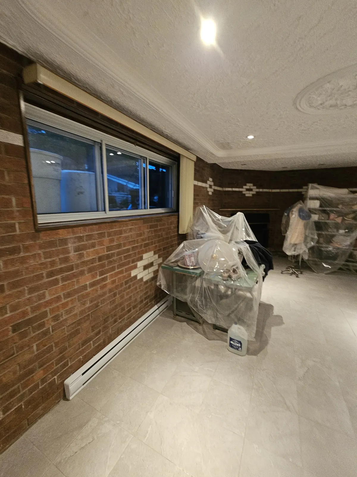Sous-sol fini avec mur de brique apparente, par Rénovations CTR