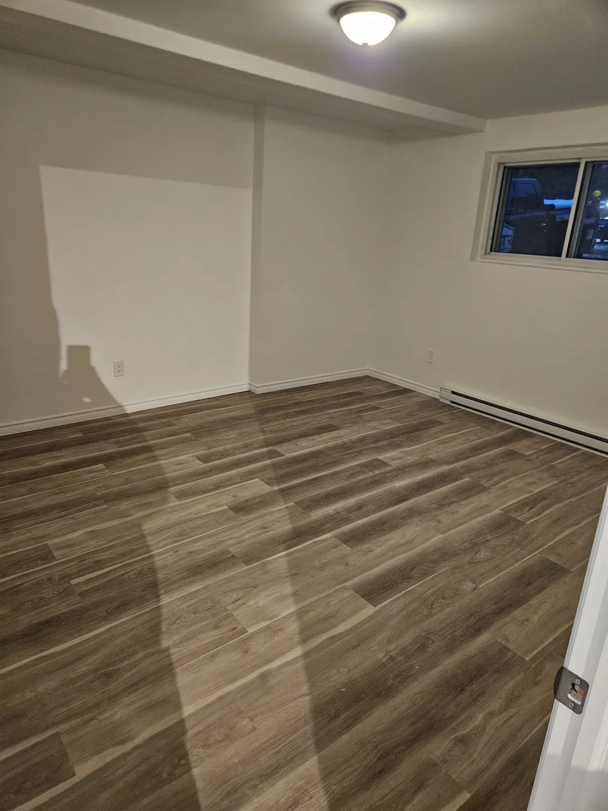 Sous-sol fini avec plancher de vinyle imitation bois, par Rénovations CTR